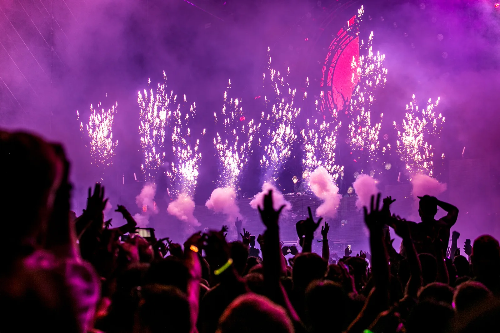 Festivalio nuotaika – violetinės šviesos ir koncertinė publika